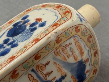 Een Chinese verte-Imari fles met florale en landschapspanelen, Kangxi